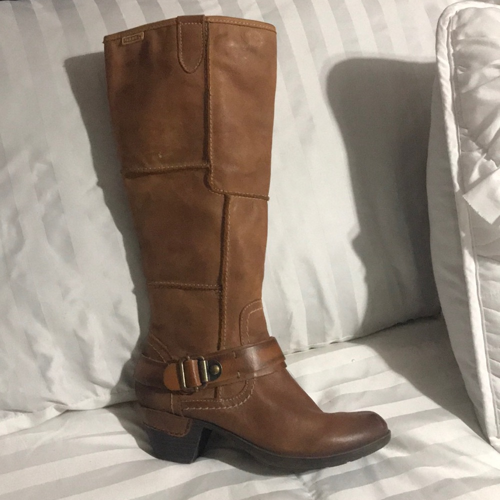 Nice boots size 5 never been used